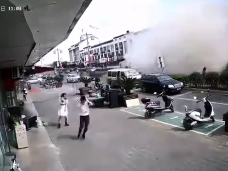 江苏省无锡市一间小食店发生燃气爆炸。