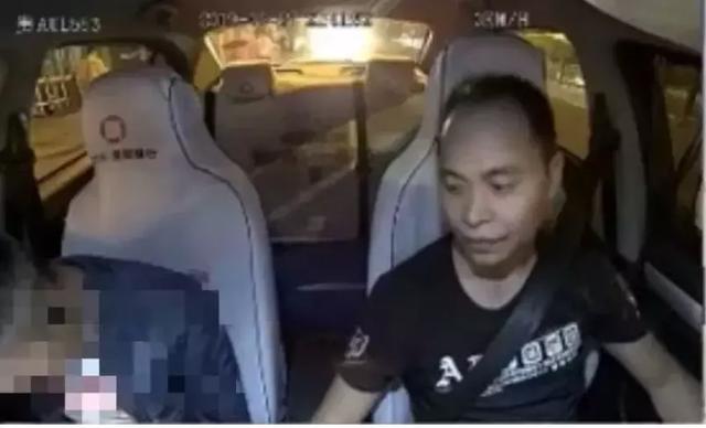 醉酒男乘客欲向司机索吻，司机感到很无奈。