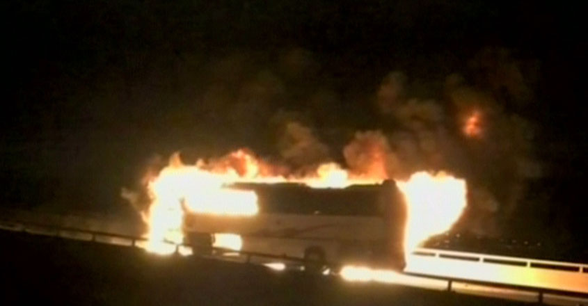 巴士起火燃烧。