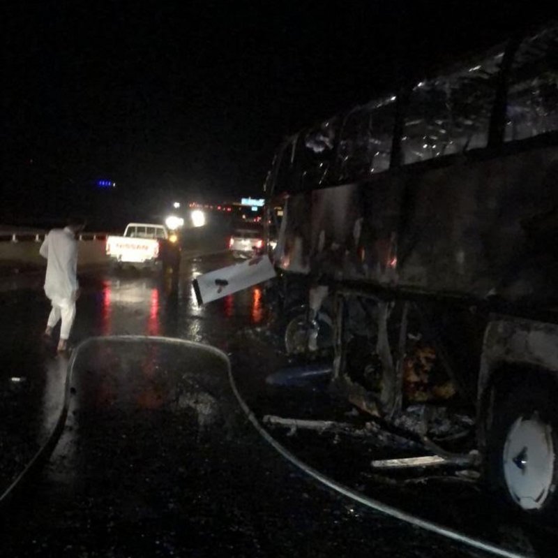 巴士大火被扑灭后，仅剩焦黑的废铁。