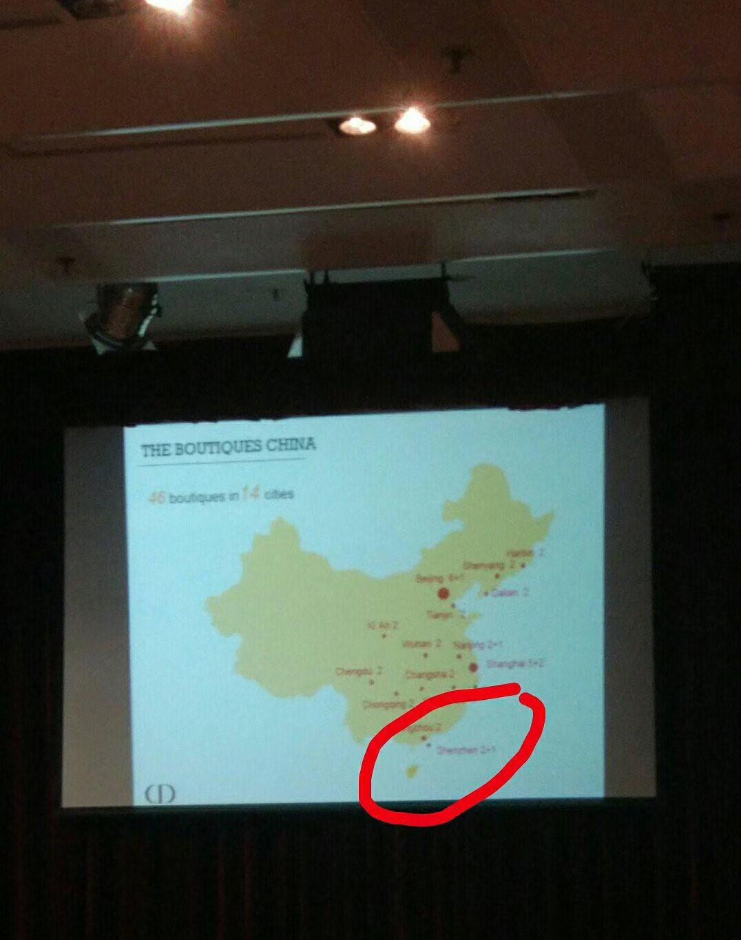 投影简报上，中国地图并未标示台湾。