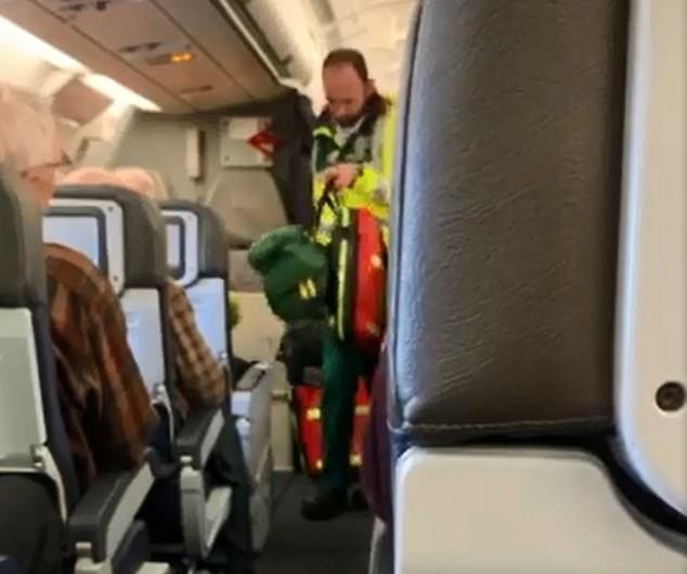 美国航空班机清洁用品外溅致机上人员不适，医护人员及消防队同时在机上照顾乘客。