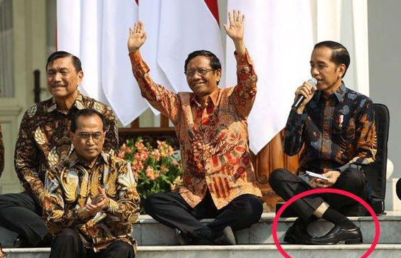 印尼总统佐科威（右）本月23日介绍内阁新成员时的独特坐姿，引发模仿热潮。