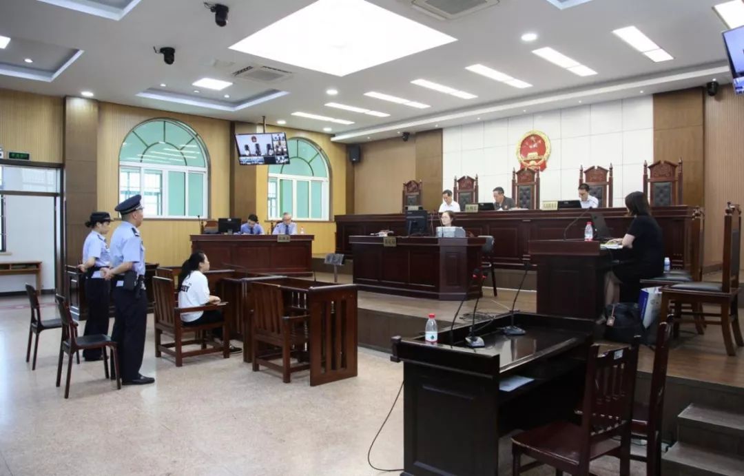 女贪官包渌琼今年7月在杭州建德市人民法院接受审讯。