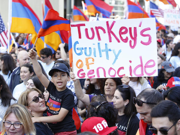 亚美尼亚美国人今年4月24日在洛杉矶游行，纪念奥斯曼帝国统治下150万亚美尼亚人的死亡。（美联社）
