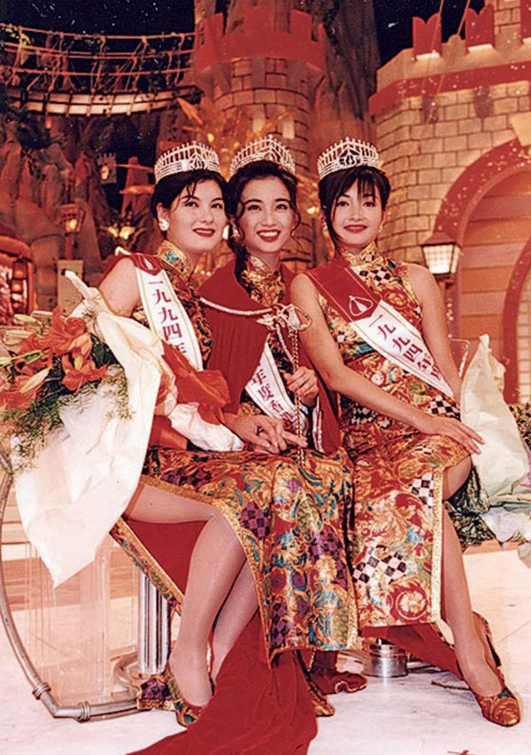 谭小环（中）是1994年港姐冠军，同届亚军是活丽明（左），季军是李绮虹（右）。