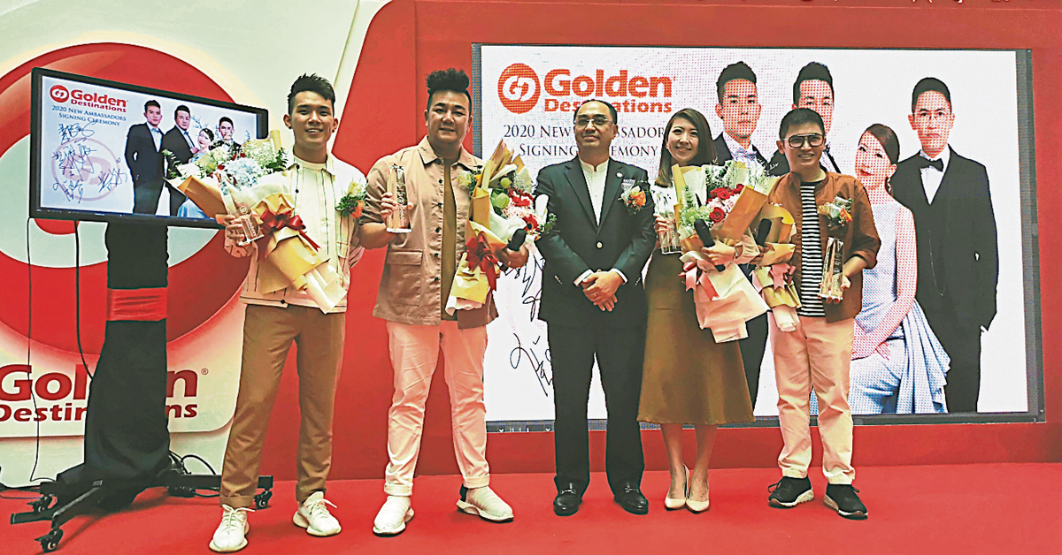 林瑞国（中）赠送花束和奖座给4位GD旅游品牌大使；左起为培永、林德荣、萧慧敏和杨佳贤。