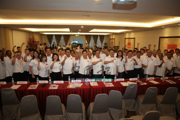 2019年民政党马六甲代表大会。前排右7起为颜炳南、刘华才、胡栋强及方志伟等。
