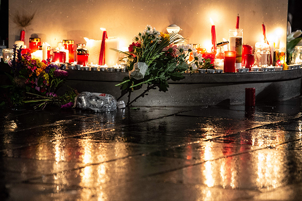 德国枪击造成2人死亡，有民众在案发的哈雷犹太教堂外摆放鲜花和点燃蜡烛悼念。（法新社）