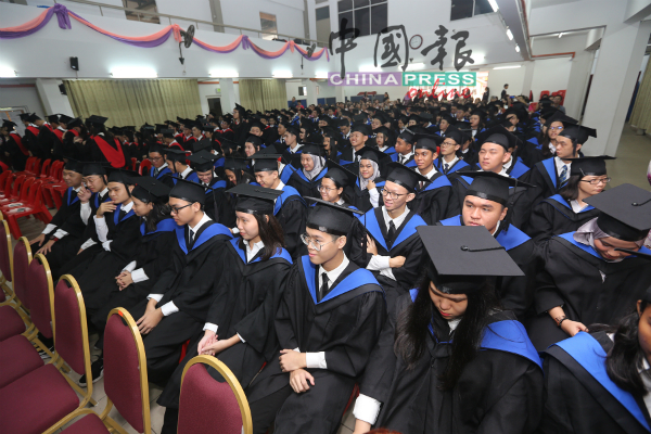 育民中学218名中五毕业生参与第二届结业礼。