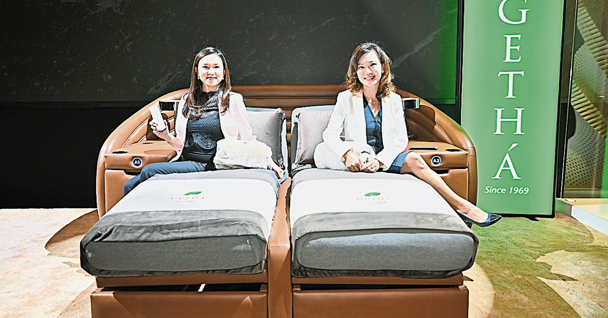 陈倩仪（左）与高美莉一同推介GETHA Lux Suite的豪华座位。