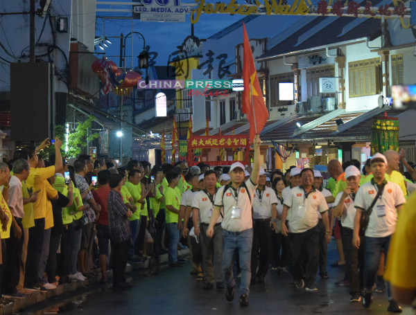越南的关帝庙代表们参与游行。