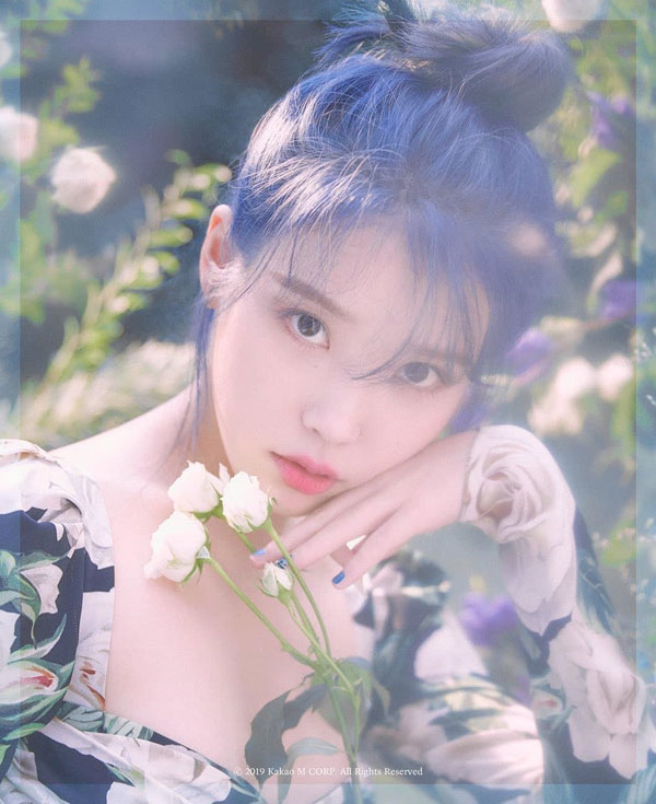 IU在新专辑《Love poem》中首次挑战蓝紫发色的造型。