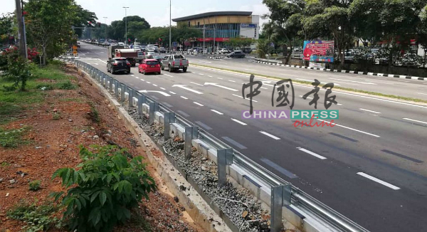 晋巷峇鲁花园前路段扩建成4车道，但因为计划欠周详，造成公路使用者感混淆。