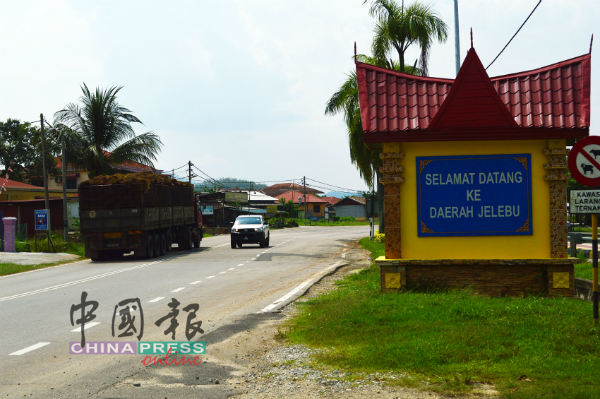 新邦葫芦顶是日叻务县最北端的市镇，刚好与仁保县交界。