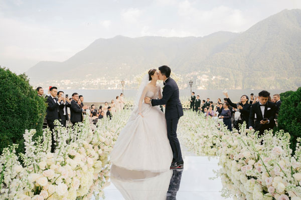文咏珊与老公吴启楠在意大利Lake Como湖畔古堡行礼结婚。