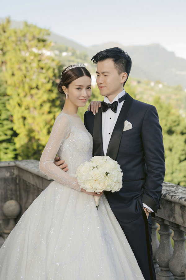 文咏珊与老公吴启楠在意大利Lake Como湖畔古堡行礼结婚。