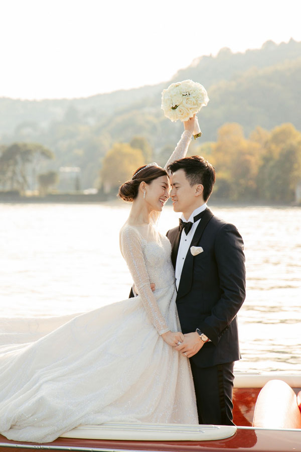 文咏珊与老公吴启楠坐船进入婚礼场地。