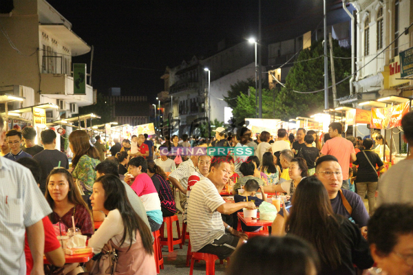 祈安美食街开跑第一天吸引大批人潮到访觅食。