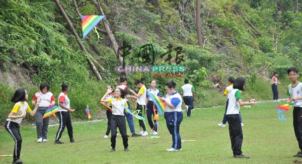 加拉宾华小以“童梦翱翔”为主题，让学生快乐地在草场放风筝。