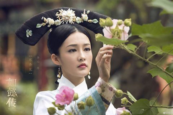 李沁在《如懿传》饰演乾隆后宫最美女人“寒香见”。
