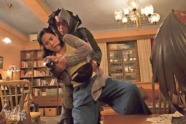 古天乐拍《犯罪现场》讲述要向宣萱下毒手，怎料弄伤她的颈部。