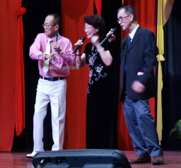 马六甲明星慈善社晚宴上呈现动听的三人合唱。