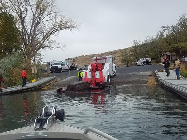 美国一对夫妻潜水发现生锈车，被打捞后找到26年前男尸。