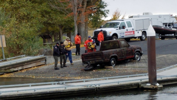 警方将生锈货车拉出水面，竟在驾驶座上发现1993年失踪至今的男子梅纳德。