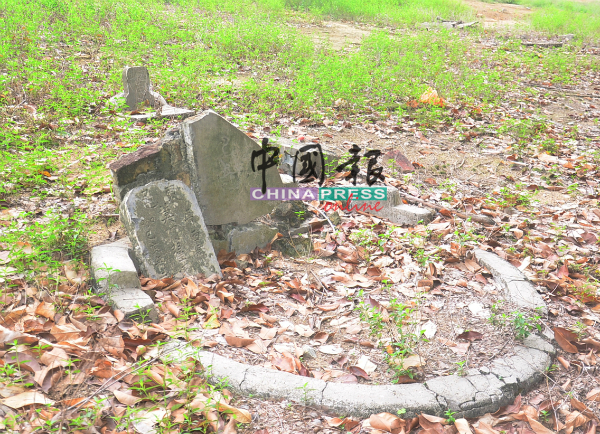  立碑于1959年东邑莫门翟氏 的坟墓，相关善后事宜，有待后裔自动联络义山管委会。  