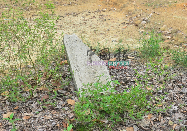 墓碑残缺不全，只显示x门罗氏  而且没有后裔扫墓祭拜的迹象。 