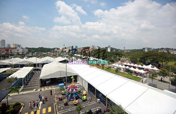 结合226个摊位，堪称为森州最大型的“森州节展销会”（NS FEST），一连4天在汝来永旺广场泊车场及汝来广场举办。