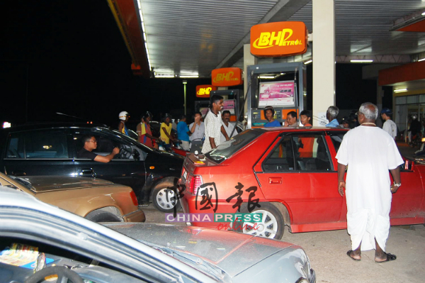 2008年6月4日晚，当政府宣布6月5日的燃油价每公升涨78仙，当晚马口每个添油站立刻出现人山人海。(档案照)