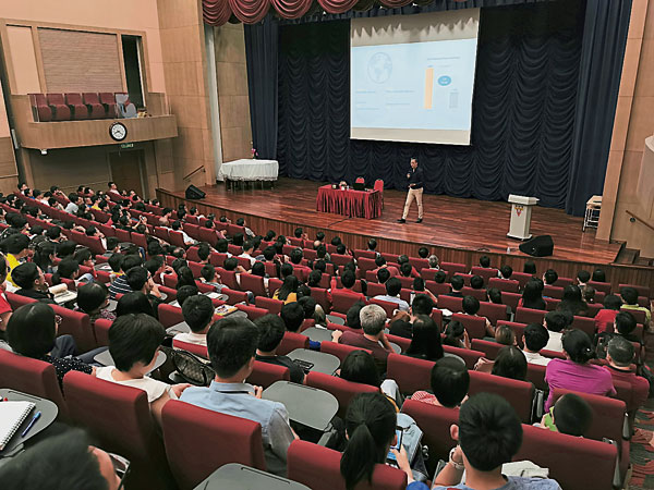 阿里巴巴全球数字经济教育联盟秘书长周涌在2019年8月2日 曾到访大马兴华中学主讲“拥抱数字经济”讲座。