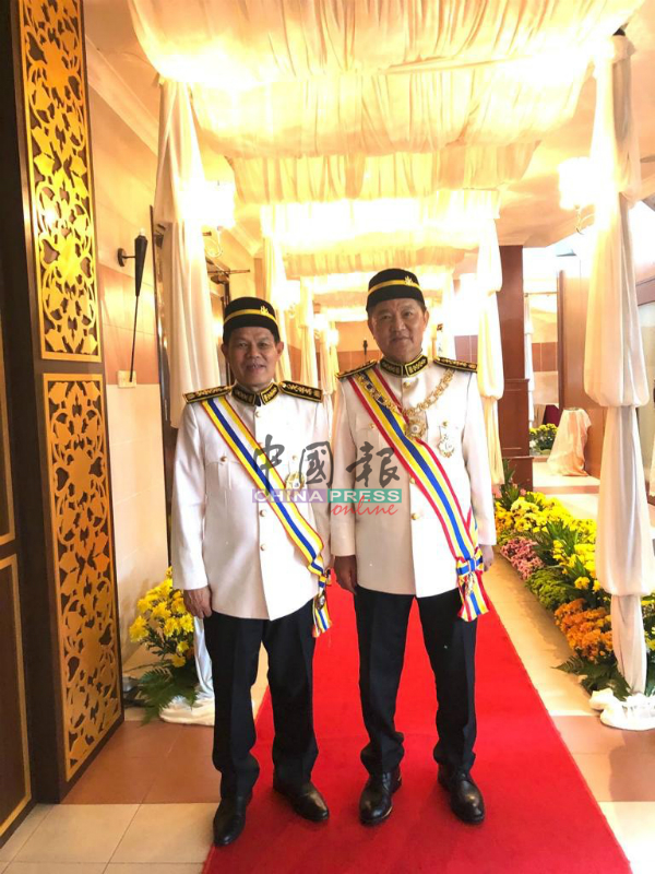 妈咪大宝达总营运长拿督威拉冯世南（右）于周六受封拿督斯里勋衔，左为该集团董事副主席拿督朱国升。