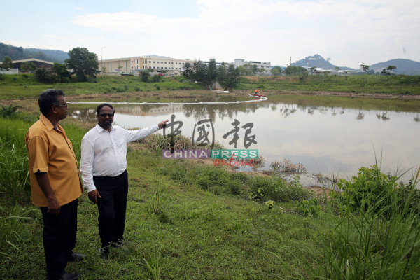 威拉班（右）联同西华纳迪仁巡视污染集水池。