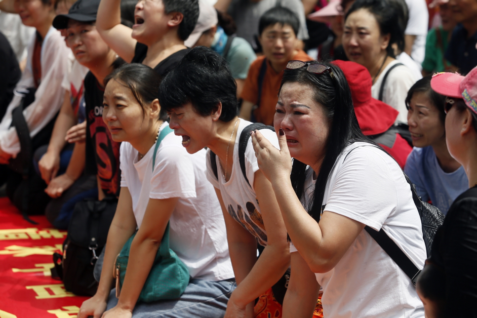 一批中国籍受害者千里迢迢来马，哭诉受骗境遇，跪地哭得歇斯底里。