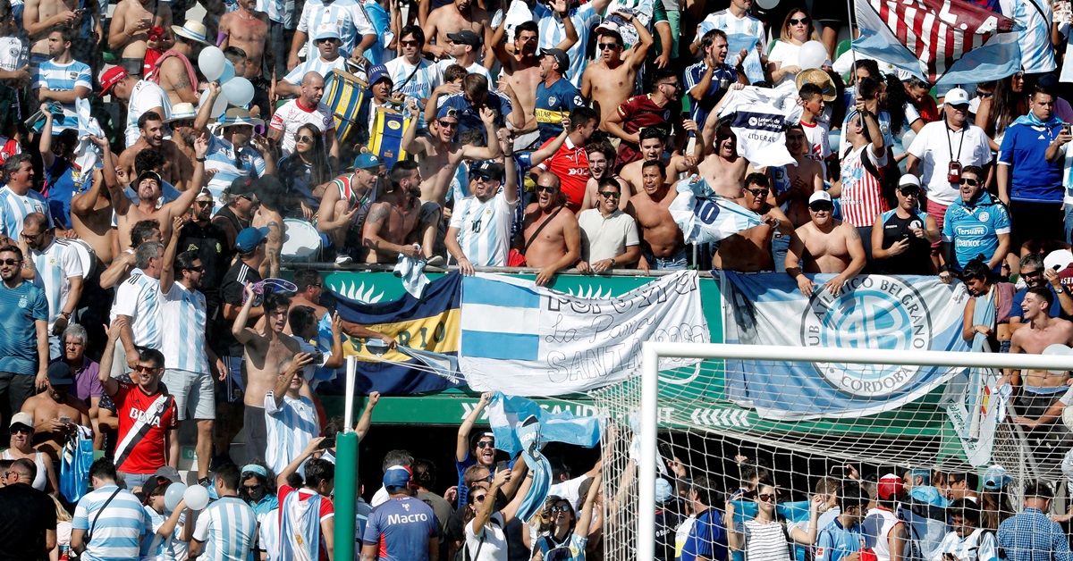 阿根廷球迷热烈庆祝胜利。（欧新社）