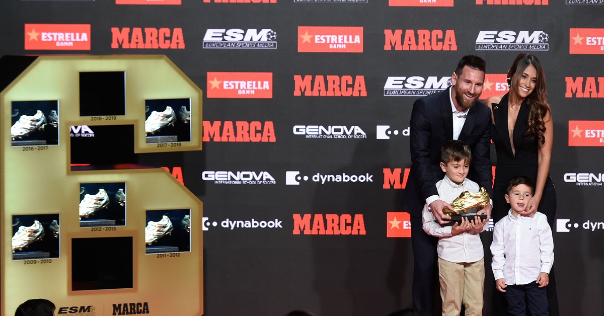 梅西与家人同享6夺欧洲金靴奖的喜悦，可惜国家打比可能推迟，梅西无法向主场观众展示金靴奖。（法新社）