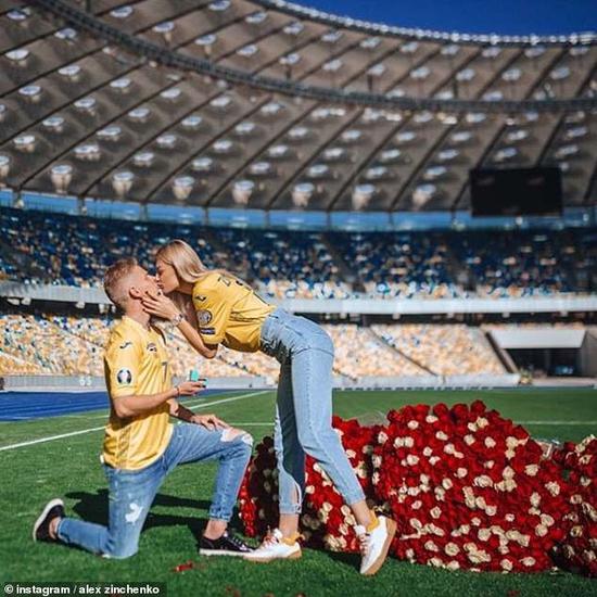 津琴科在体育馆以红玫瑰拼出巨型爱心求婚，打动女友点头。