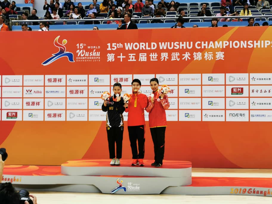汤露（中）在南拳赛为中国夺得首金，左为陈昌敏，右为铜牌得主何健欣。（大马武总面书图）