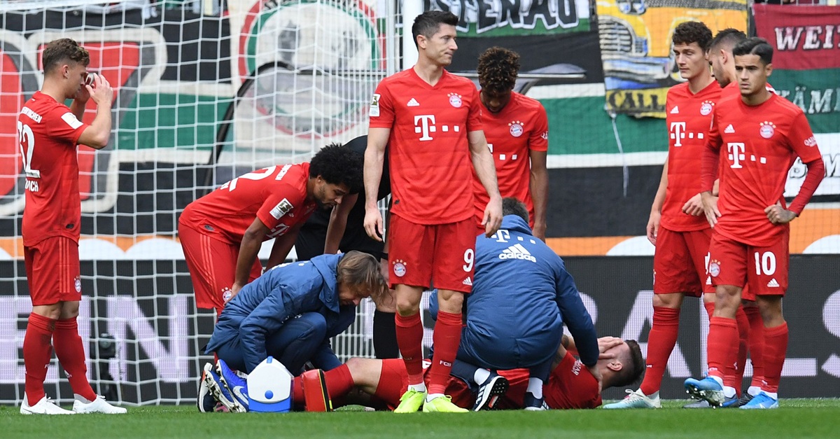 拜仁慕尼黑上轮遭奥格斯堡逼平，首席射脚莱万多夫斯基（中）好失望。（法新社）