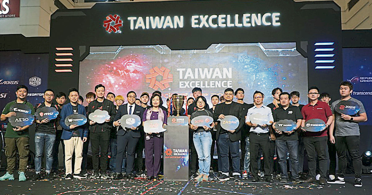 莫哈默法洛（前排左5起）、洪慧珠、萧春雁、莫汉及所有赞助商为“台湾精品杯电竞赛”拉开序幕，展开一连3天精彩赛事。