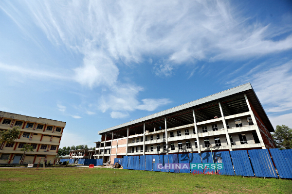 校方呼吁家长踊跃捐助该校综合礼堂建设。