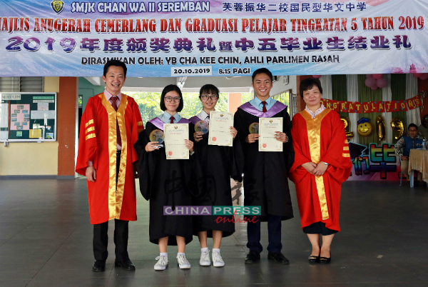 谢琪清（左）颁发奖状和纪念品给为学校服务的中五生，右为宋俐颖。