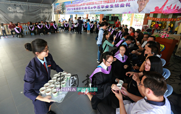 结业礼上也尚有敬茶仪式，让学生展现孝心与感恩父母的栽培。