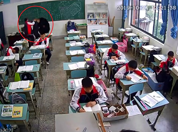 学生在教室用砖块猛砸老师。