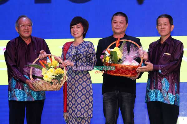 大会颁赠水果礼篮给嘉宾，感激嘉宾们的出席，左起为徐福䅿、陈丽群、袁锦伦、邓天成。