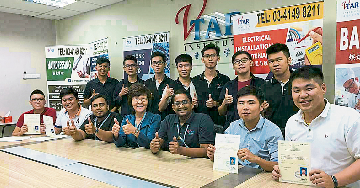 VTAR首批单相电工执照学生获得能源委员会颁发电工执照。
