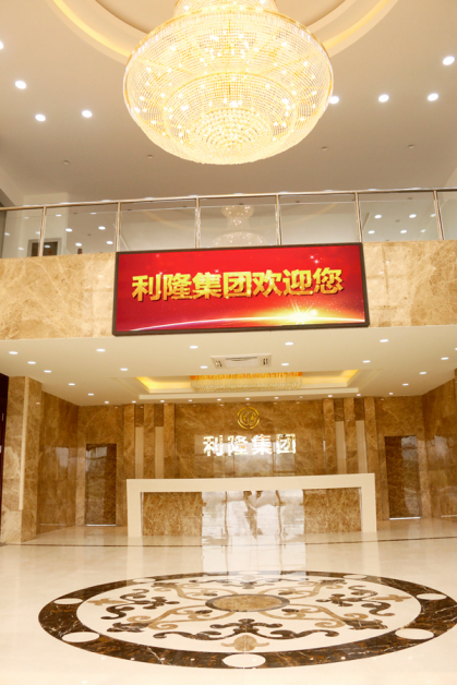 天津总部大厅内，金碧辉煌，美不胜收。